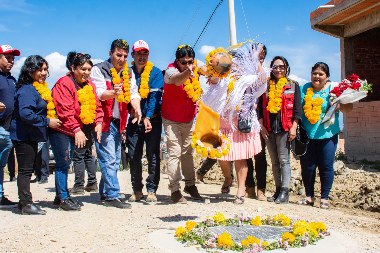 Alcalde de Tarija inaugura sistema de alcantarillado en el barrio 12 de ...