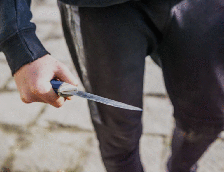 En pleno centro de la ciudad, criminal armado con un cuchillo de carnicero amenazó de muerte y robo a una mujer