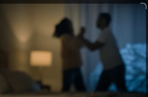 Exparella ingresa a la fuerza a su cuarto, la insulta, amenaza con suicidio si lo denunciaba