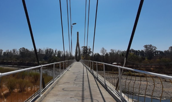 Asalto a plena luz del día en el Puente Peregrino: encapuchado con cuchillo les quita tres celulares a una pareja joven