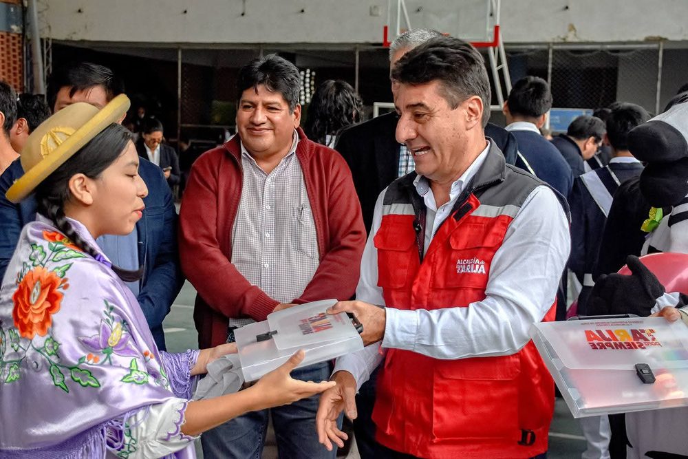 Alcalde de Tarija inicia con la entrega de los kits de material escolar ...